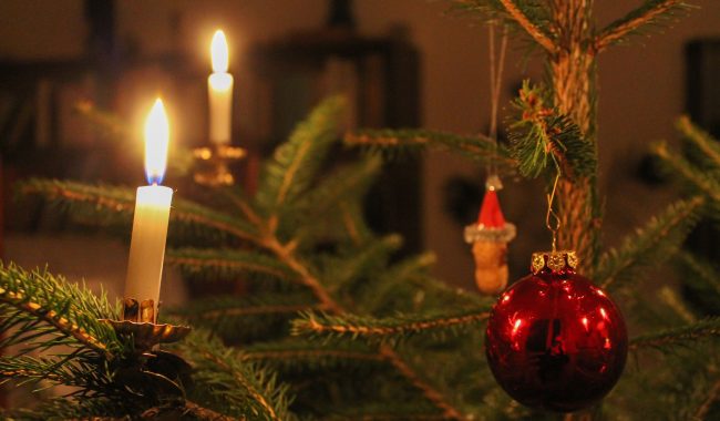 Weihnachtsbaum Mit Kugel Und Kerzen 2013 Scaled Aspect Ratio 650 380