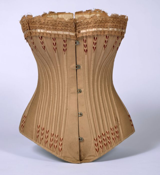 MH Museum Case6 Corset Aspect Ratio 640 700